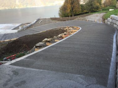 Beton Rampe Zufahrtsstrasse