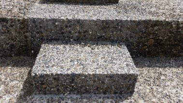 Waschbetonsanierung Struktur und Farbe bestehenden Flächen angepasst.