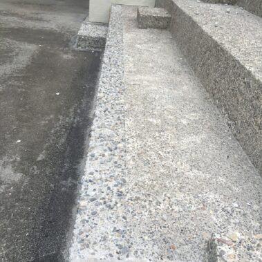 Waschbetonsanierung Struktur und Farbe bestehenden Flächen angepasst.