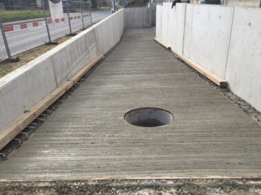 Besenstrich- Struktur Rampe Einstellhalle